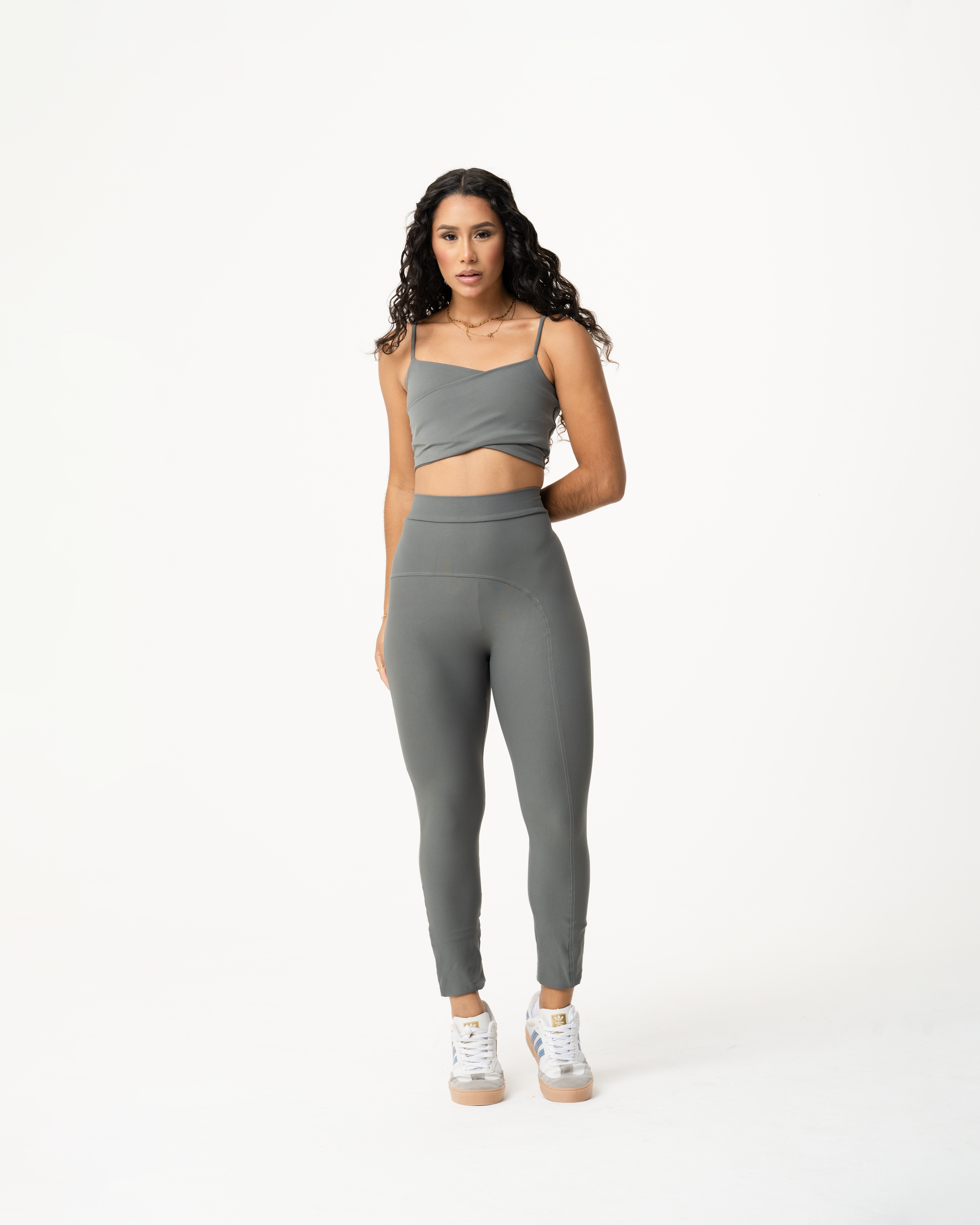 conjunto fitness cinza top e calça legging