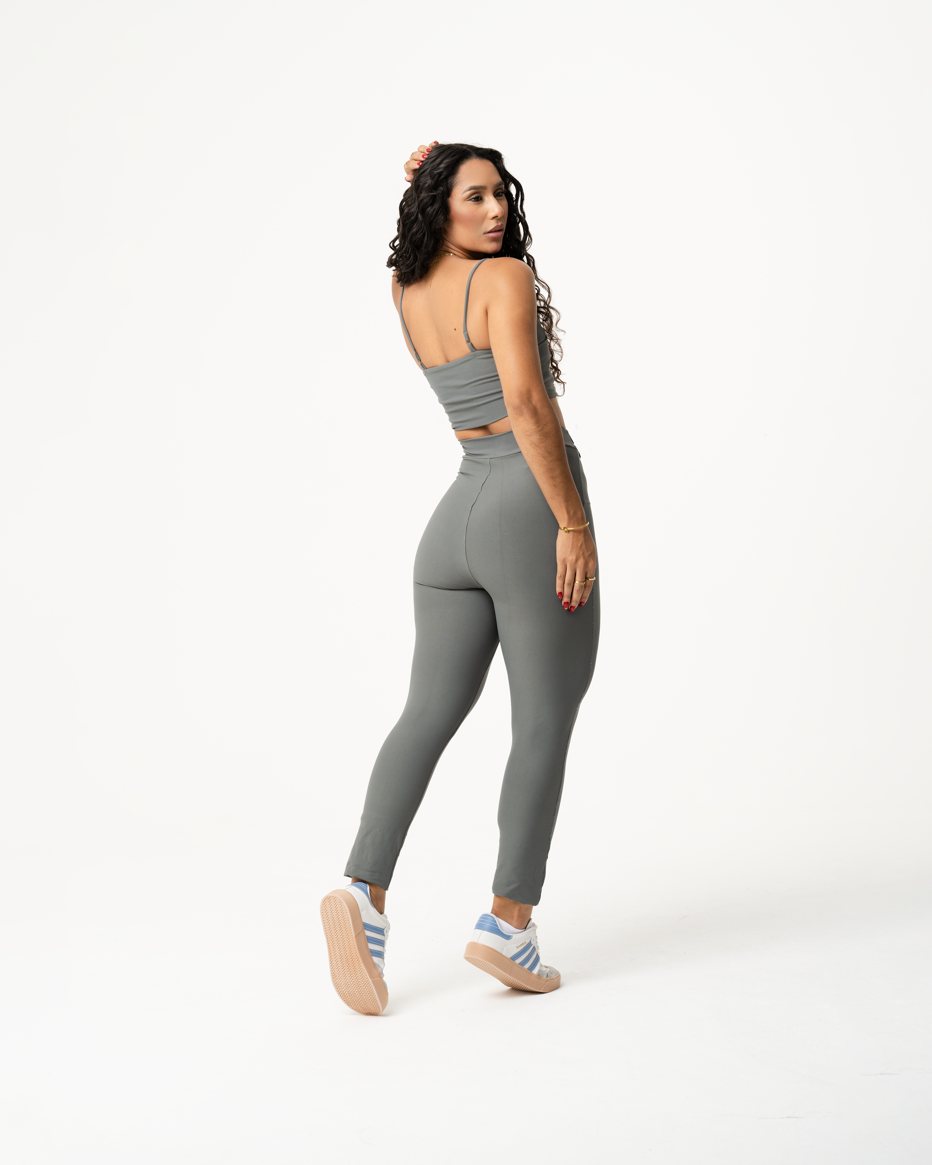 conjunto fitness cinza top e calça legging